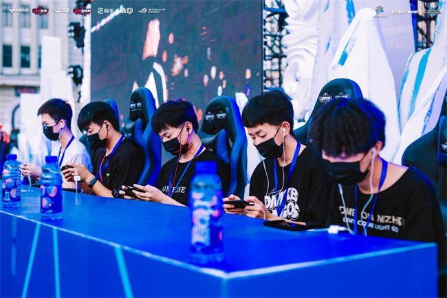 更是对他们 更是对他们