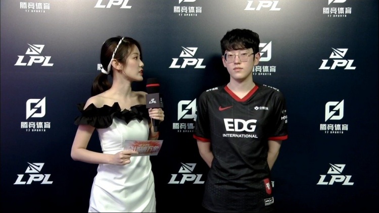 更是向队友 更是向队友